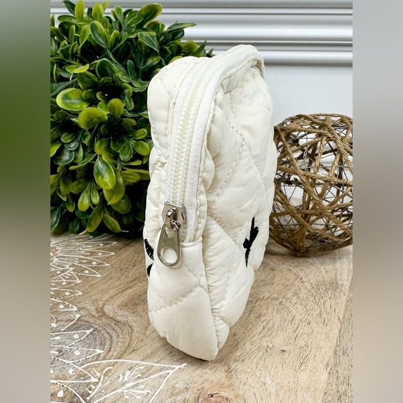 Cute Quilted Cosmetic Bag, Toiletry Bag with Bows - Picture 8 of 9